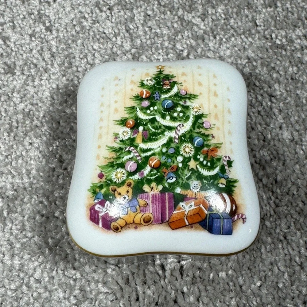 Royal Yarmouth O Christmas Tree Porcelain Music Box 1986 Limited Edition Vintage